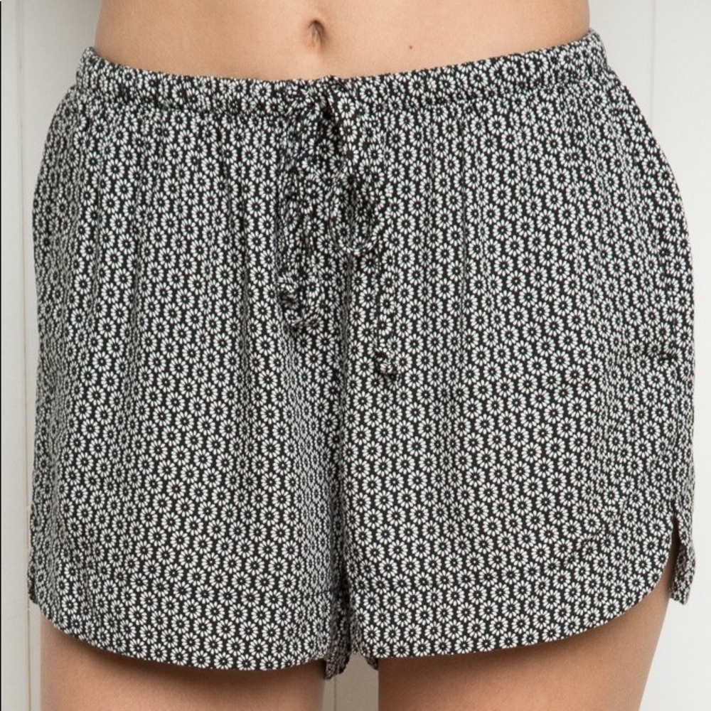 BRANDY MELVILLE SUPER CUTE SUMMER FLOWY SHORTS